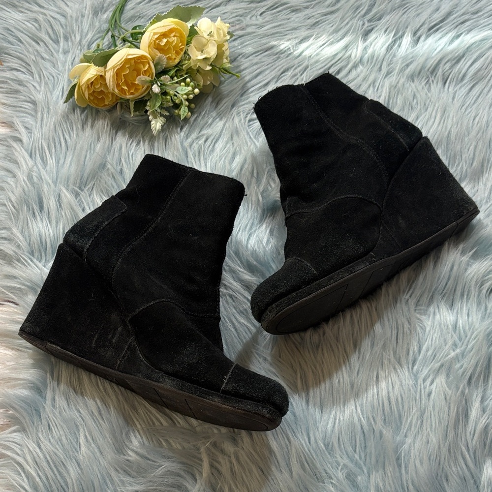 Toms Black Suede Wedge Boots as 10